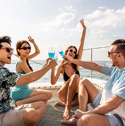 Nosotros Day Yachts Cancún, Renta de Yates para Fiestas y Cumpleaños