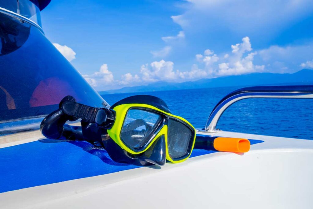 Equipo de snorkel colocado en un yate en Cancún, listo para una inmersión en los arrecifes. Ideal para explorar la vida marina con total comodidad.