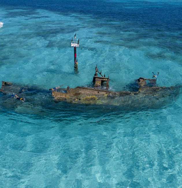 El barco hundido Cañonero C-55 cerca de Isla Mujeres en tour de snorkel.