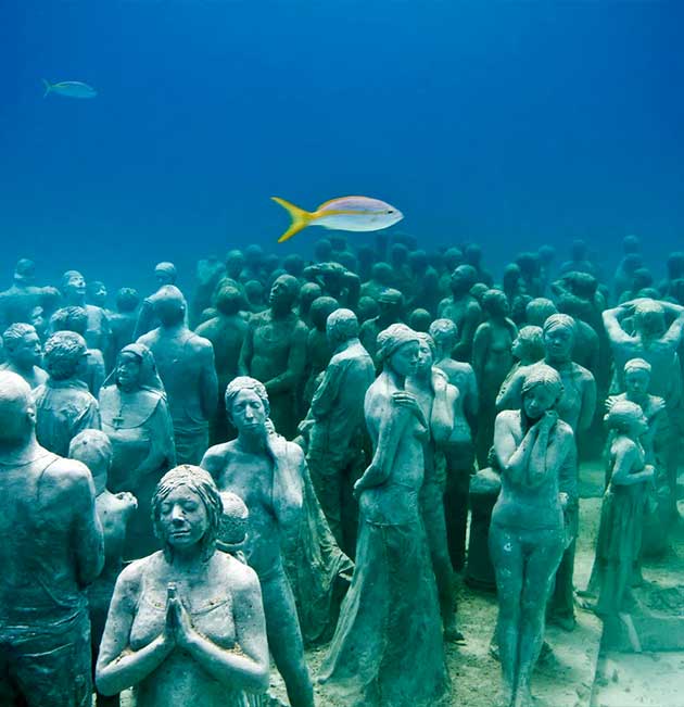 Esculturas submarinas del MUSA vistas durante un tour en yate con snorkel desde Cancún.