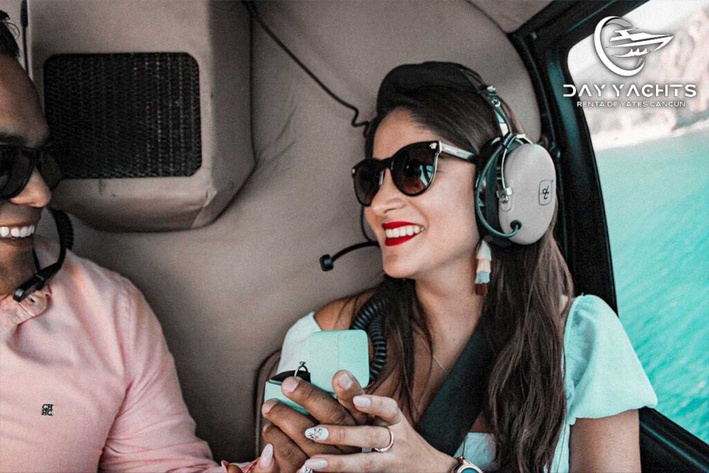 Pareja durante una propuesta de matrimonio en un helicóptero en Cancún.