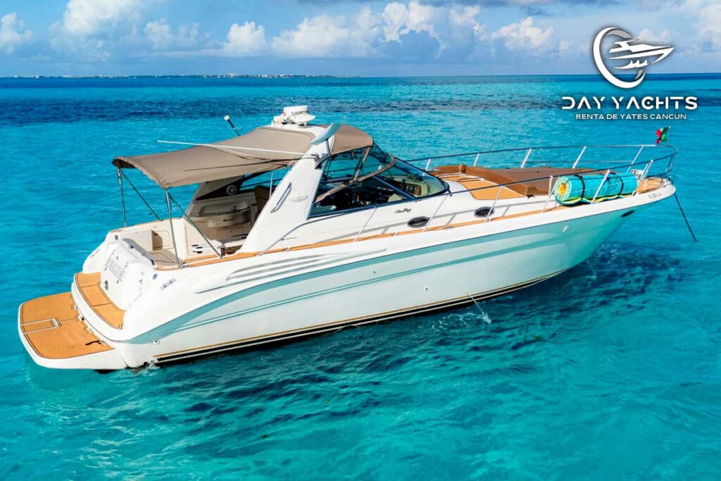 Yate pequeño de 42 pies navegando hacia Isla Mujeres en tour privado desde Cancún