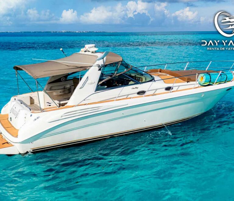 Yate pequeño de 42 pies navegando hacia Isla Mujeres en tour privado desde Cancún