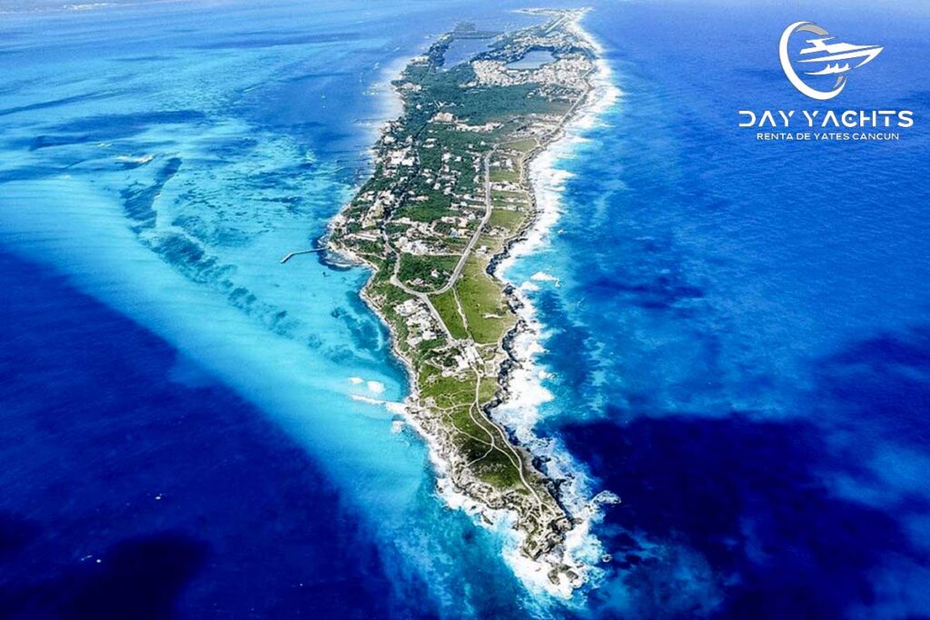 Vista aérea de Isla Mujeres capturada durante un tour en helicóptero desde Cancún.