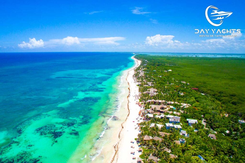 Helicóptero volando sobre las playas de arena blanca de Tulum.